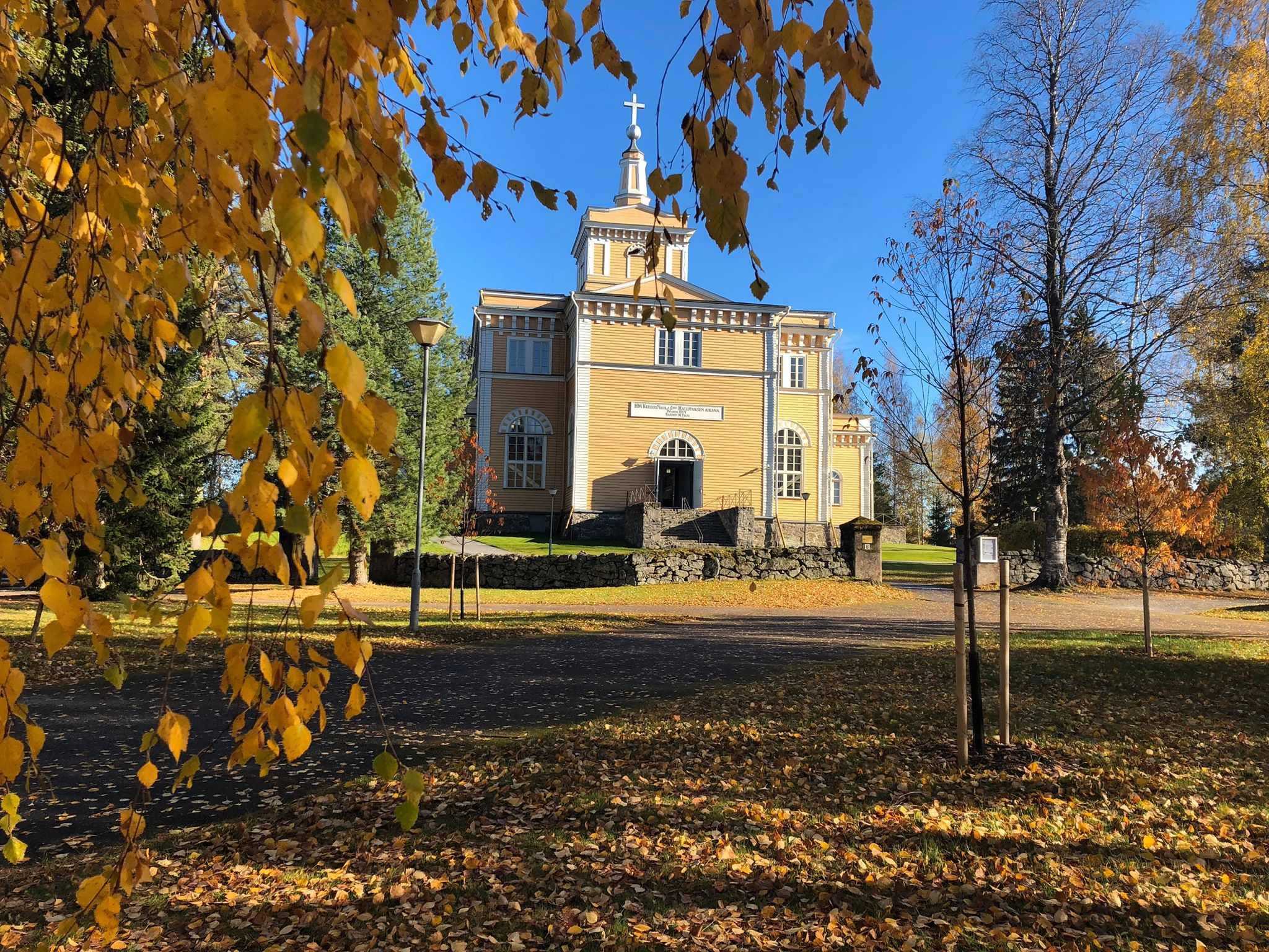 kirkko syksyllä