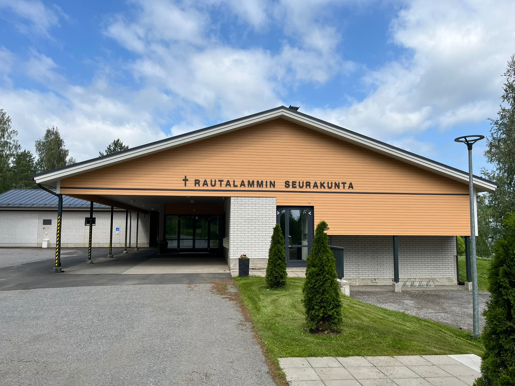 seurakuntatalon julkisivu
